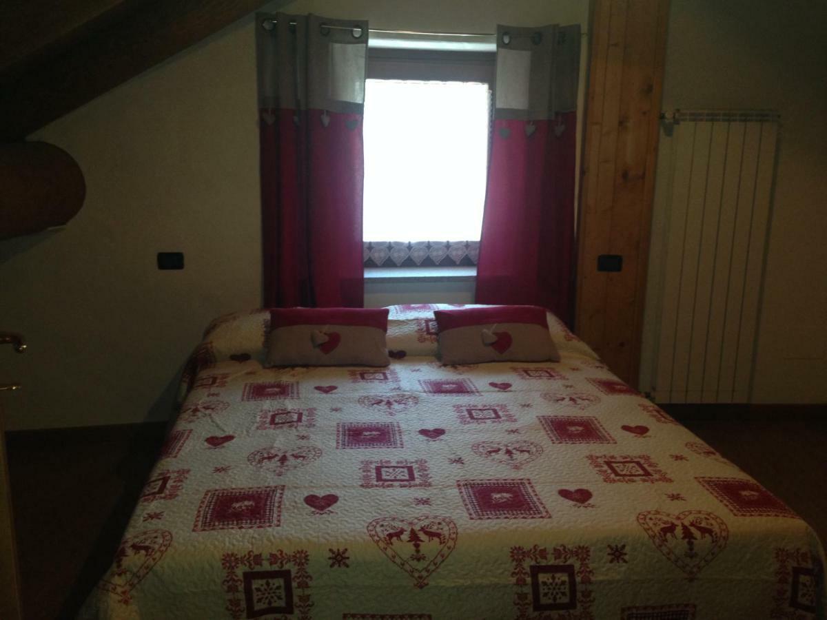 Maison Des Challant Challand Saint Victor Room photo